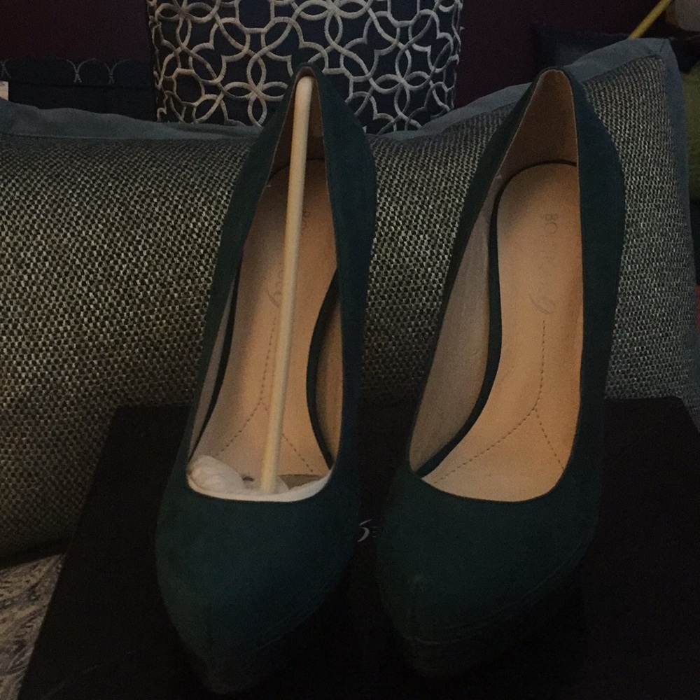 Blue green platform pumps